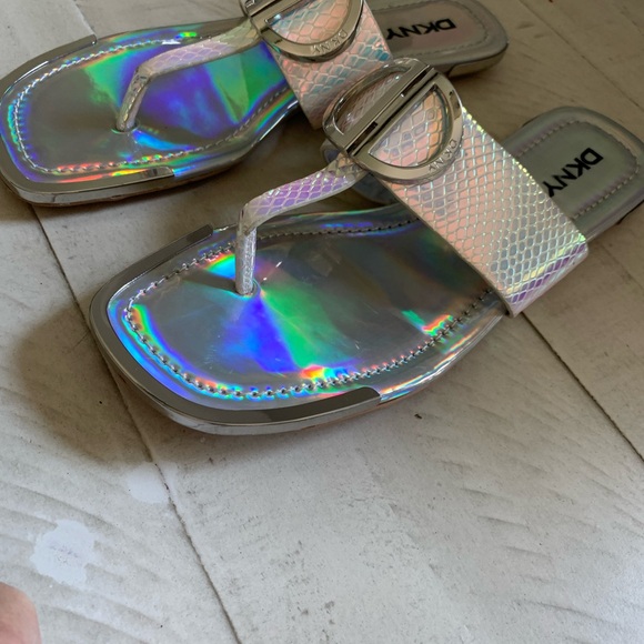 New DKNY Thong Flat Sandals - Picture 4 of 8